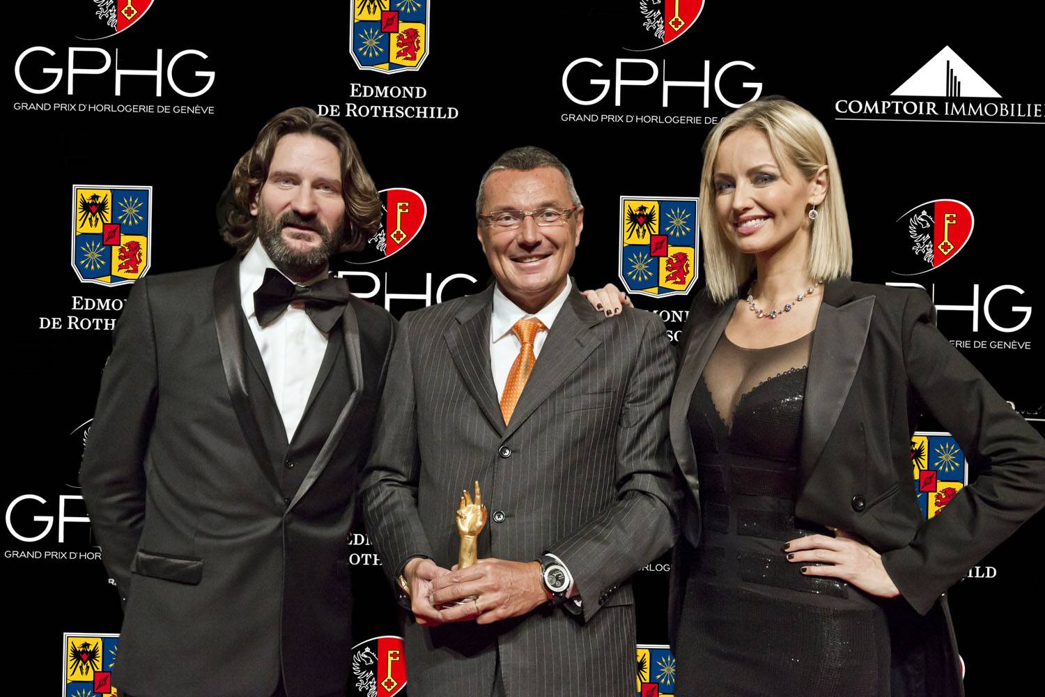 Jean-Christophe Babin, CEO de TAG Heuer, marque lauréate du Prix de l’Aiguille d’Or 2012, entouré de Frédéric Beigbeder et Adriana Karembeu